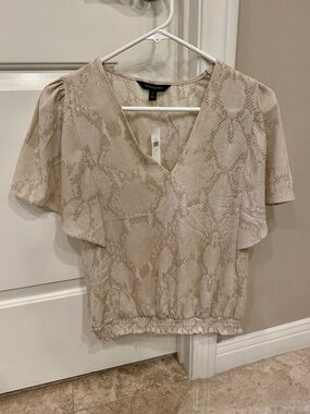 Banana Republic NWT Beige Snakeskin Print Flutter Sleeve Smocked Top S